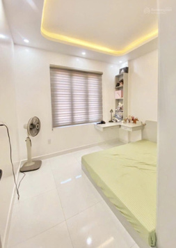 Phố Văn Cao - Ngay sát mặt đường Văn Cao