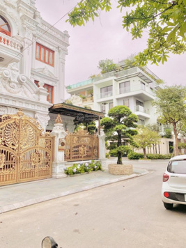 Biệt thự phong cách hiện đại tại KDT Việt Hưng, DT 190m2, MT 9.5m, thang máy, vỉa hè, ô tô đỗ