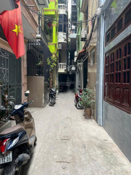 Cho thuê nhà nguyên căn tại đầu phố Cự Lộc nằm kề ngay Royal city với giá 12tr/tháng