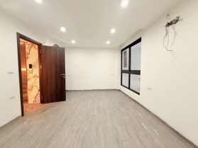 Ảnh thật 100%. Bán nhà phường Liễu Giai chỉ 7.8 tỷ, DT 35m2 x 7 tầng thang máy mới, 4 phòng ngủ