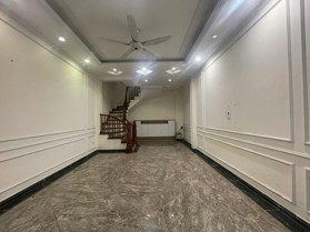 Cách mặt phố Võ Chí Công 10m, lại có chỗ đỗ ô tô sát nhà, vô cùng thuận tiện cho việc di chuyển.