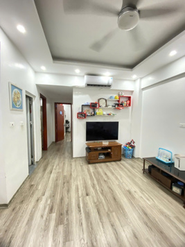 Bán căn hộ chung cư ở Hoàng Quốc việt 72m2 chia 2 ngủ, 2 wc, 2 ban công