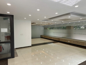 Cho thuê tòa nhà ở MP Lạc Long quân 1200m2 làm phòng khám, ngân hàng, showroom