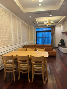 Cho thuê lâu dài căn hộ 2 PN R5B Royal City, view quảng trường (miễn môi giới)