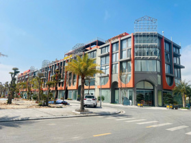 Bán căn góc xẻ khe shophouse 5,5 tầng, đại lộ 58m, đối diện 3 tòa chung cư, hướng Nam, giá đợt 1