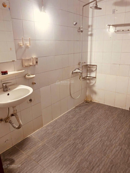 Cho thuê phòng đẹp Hoàng Cầu, gần phố, full điều hoà, quạt trần, 18m², giá chỉ từ 3 triệu/tháng!