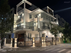 Cho thuê villa giá 85tr/tháng DT: 9x18m full nội thất 5PN, khu compound an ninh LH: 0948 888 399