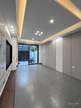 Bán nhà riêng tại khu TT Licola, 488 Ngọc Hồi, 11 tỷ, 102 m2, 5 tầng, có thang máy. Uy tín