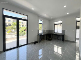 Nhà phố góc hồ Lakeview City 2 mặt tiền đường chính 8x20m nhà mới giá chỉ 35 triệu, 1 trệt 3 lầu