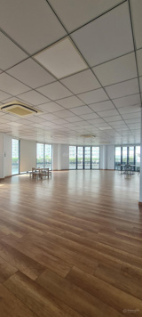 Cần cho thuê tầng 4 của tòa nhà làm văn phòng, vị trí đẹp, view sông có dân cư đông đúc và sôi động