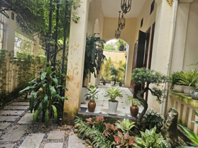 Cho thuê biệt thư ở Quản Quan 350m2 x 3 tầng siêu cổ làm khách sạn, trọn vẹn vew hồ