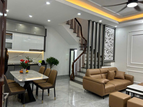 Nhà phân lô Nguyễn Văn Huyên, 67m², 4T, lô góc ô tô, vỉa hè, 21 tỷ