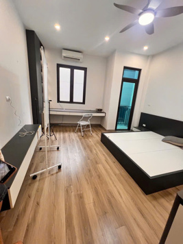 Bán gấp nhà phố Dịch Vọng, 63m², 5 tầng, ô tô đỗ cửa, giá 17.8 tỷ