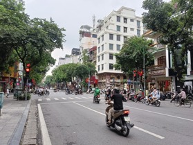 Nhà tập thể Pháp cổ 3 tầng 3 + 4 + 5 phố Huế - trung tâm quận HBT