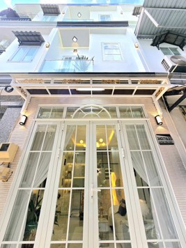 NHÀ ĐẸP,, 2 LẦU - XE HƠI ,CHẠY TỚI NHÀ - KẾ BÊN QUẬN 7