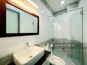 Nhà mới kiên cố-DT 4mx20m-đường 6m thông-xe hơi đậu trong sân nhà-4PN đáp ứng đủ công năng sử dụng