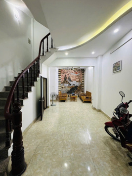 BÁN GẤP NHÀ LẠC LONG QUÂN- GẦN PHỐ - NHIỀU PHÒNG NGỦ - 2 THOÁNG -45m2, giá 8.3 tỷ ct