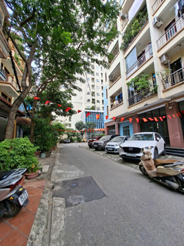 Bán Nhà Phân Lô Hoàng Quốc Việt, Ngõ rộng 10m, Vỉa hè. DT 76m2 x 4 tầng, giá 29 tỷ