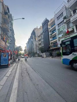 Bán Nhà Mặt Phố Giảng Võ. Đống Đa. 5 Tầng Thang Máy. Ô Tô. Vỉa Hè. DT 98m2. Giá 40.8 Tỷ.