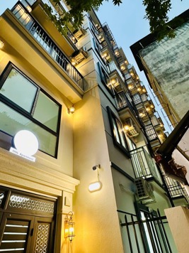 BÁN TÒA NHÀ CHDV ĐƯỜNG NGUYỄN KHANG. 185M2 XÂY 7 TẦNG. THANG MÁY. 35 PHÒNG.