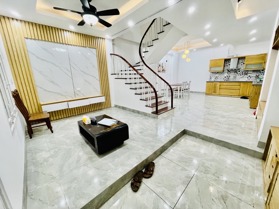 Bán Nhà Lô Góc 50m2 8tỷ – Ngõ Nông Ô Tô Đỗ Cổng – Gần Phố – Ngõ Thông – Gần Hồ Đền Lừ