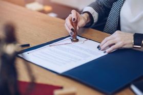 Trách nhiệm chứng thực chữ ký của người dịch theo Nghị định 280/2025/NĐ-CP