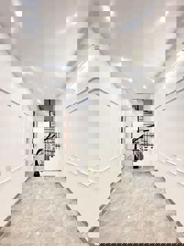 Bán nhà Hoàng Mai - 48m2 - Hơn 8 tỷ - lô góc - ô tô đỗ cổng - ngõ thông