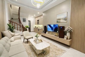 Bán nhà 5 tầng Trung tâm Long Biên chỉ 7 tỷ.