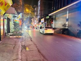 Bán nhà Phạm Văn Đồng, 42m2, dân xây,ngõ thông oto tránh, kinh doanh