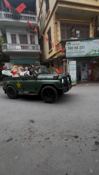 CHƯA TỚI 10 TỶ 2 OTO CHẠY, XE JEEP DU LỊCH ĐI QUA NHÀ ,2' TỚI VĂN MIẾU ?