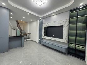 Bán Nhà Chợ Khâm Thiên. Đống Đa. DT 33m2. MT 4m. 5 Tầng. Giá 8.8 Tỷ. 