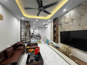  Bán nhà Cầu Giấy 50m2 lô góc, nhỉnh 11 tỷ, rẻ nhất phân khúc