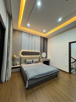 MẶT PHỐ CỔ LINH – 6  TẦNG THANG MÁY -MT 5M – KINH DOANH - VỈA HÈ CÂY XANH