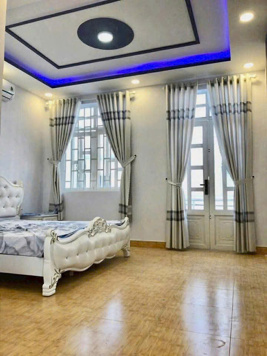 cho thuê nhà nguyên căn 3 lầu Huỳnh Tấn Phát, Nhà Bè, Dt 4,5 x14m, 3 lầu. Giá 10 triệu.