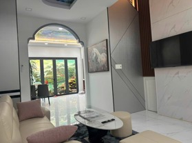 Sống ở đây không thiếu thứ gì - Hoàng Hoa Thám - DT 42 m2 - 6 tầng - kinh doanh - thang máy - gara