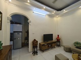 Bán Nhà Đường Láng. Đống Đa. DT 42m2. MT 6m. 4 Tầng. Giá 9.7 Tỷ.