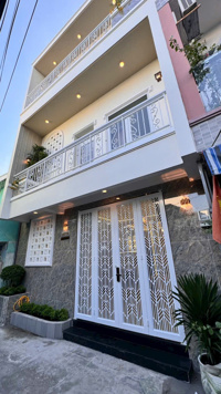 Cần bán nhà mới Full nội thất Huỳnh Tấn Phát, Q7, 3 lầu. Giá 6,8 tỷ