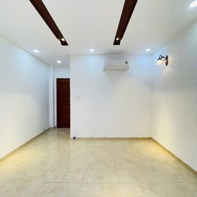 XE HƠI ĐẬU CỬA, NHÀ 5 TẦNG KIÊN CỐ. HẺM THÔNG NƠ TRANG LONG - NGUYỄN XÍ. GIÁ 11 TỶ 9