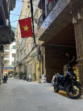 BÁN TÒA NHÀ CHDV ĐƯỜNG HOA BẰNG. CẦU GIẤY. 152M2 - 9 TẦNG. THANG MÁY. 24 PHÒNG.