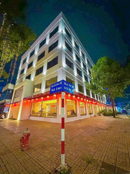 Cho thuê toà nhà góc 2 mặt tiền - Vi trí siêu Vip Đại Lộ Hoà Bình, Cần Thơ 