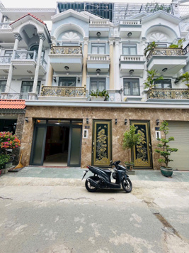 Bán Nhà mặt tiền hẻm 8m Đào Tông Nguyên, NB, DT 5,5 x15m, 3 lầu. Giá 8,8 tỷ