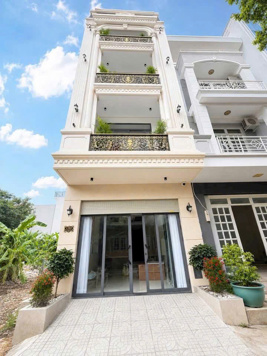 Bán nhà mới thang máy khu công ích Phạm Hữu Lầu, Quận 7, DT 5 20m, 3 lầu. Giá 21,9 tỷ