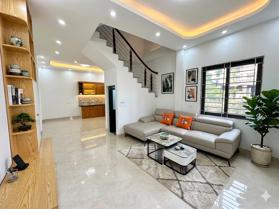 Nhà đẹp sát KĐT- 5m ra mặt phố- ô tô đỗ cửa