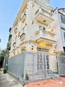 Bán nhà phố cao cấp hẻm xe hơi Huỳnh Tấn Phát, Q7, DT 5 x12m, 3 lầu. Giá 8,7 tỷ