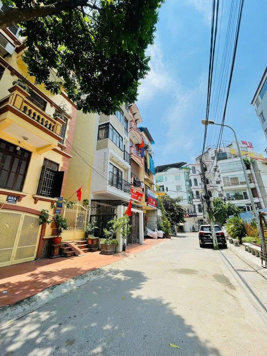  Bán Nhà Trần Quốc Hoàn Cầu Giấy. Phân Lô Vỉa Hè OTO Tránh 100m² 7 tầng MT 8.5m. Giá 45 tỷ.