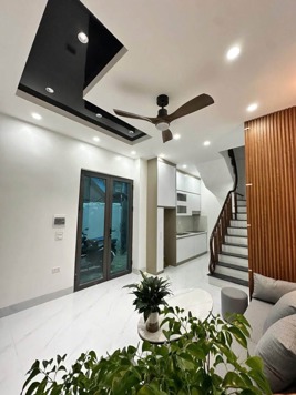 Nhà 4T Văn Hương Đống Đa 3PN hướng Đông sân để 5-6 xe cách phố 20m sổ đỏ chính chủ giá 5,1 tỷ