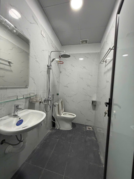 Chính chủ cần bán nhà Đông dư 35m x 5 tầng, 1 tum nhà mới tinh, chỉ xách đồ về ở