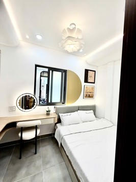 Cần tiền bán căn nhà xây mới 100% hẻm 6m Hoàng Hoa Thám. DT: 5x8m Nở hậu. Xây 5 tầng mới cứng