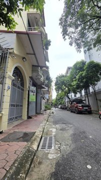 Bán Nhà Hoàng Sâm. Cầu Giấy. Ô Tô. Vỉa Hè. DT 61m2. MT 3.7m. 5 Tầng. Giá 24.3 Tỷ.