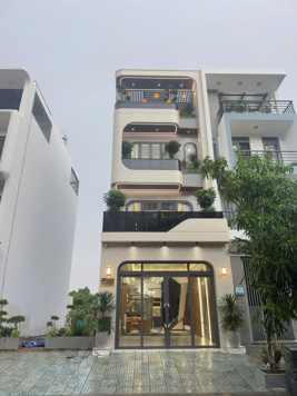 Bán siêu phẩm thiết kế thang máy, Phạm Hữu Lầu, Q 7, DT 5 x18m, 3 lầu, ST. Giá 18,9 tỷ